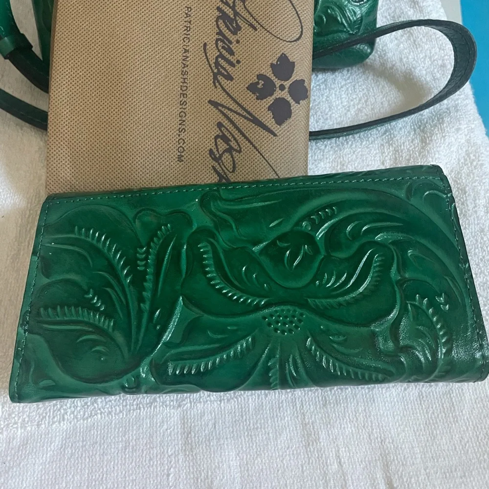 Patricia Nash Xbody & Wallet - Picture 7 of 10